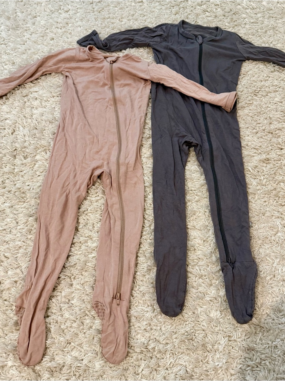 Kyte BABY Two-Pack Zipper Footed Onesies - Mauve and Charcoal